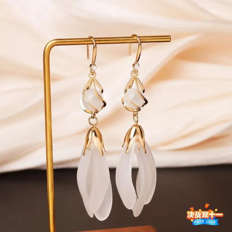 White petal tassel ear hooks 1314